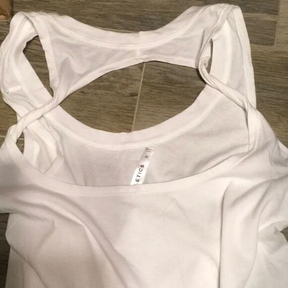 Fabletics twist tank. Medium - Picture 4 of 4
